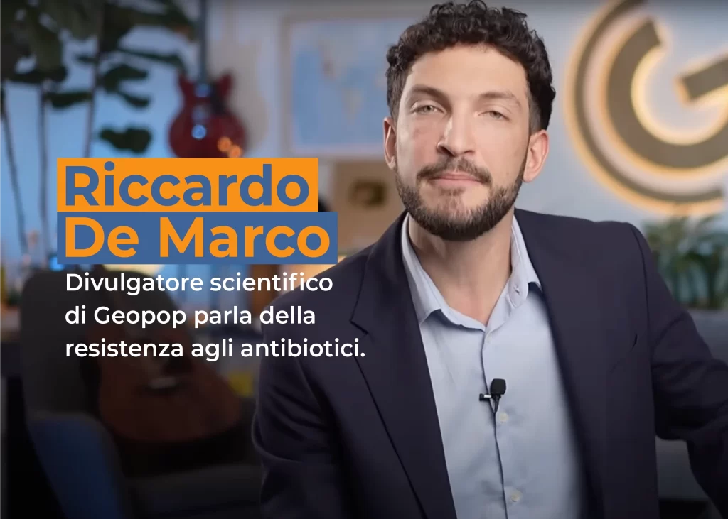 Frame video YouTube video di Geopop sulla resistenza agli antibiotici. Nel frame si vede Riccardo De Marco, detto il DeNa che spiega l'argomento